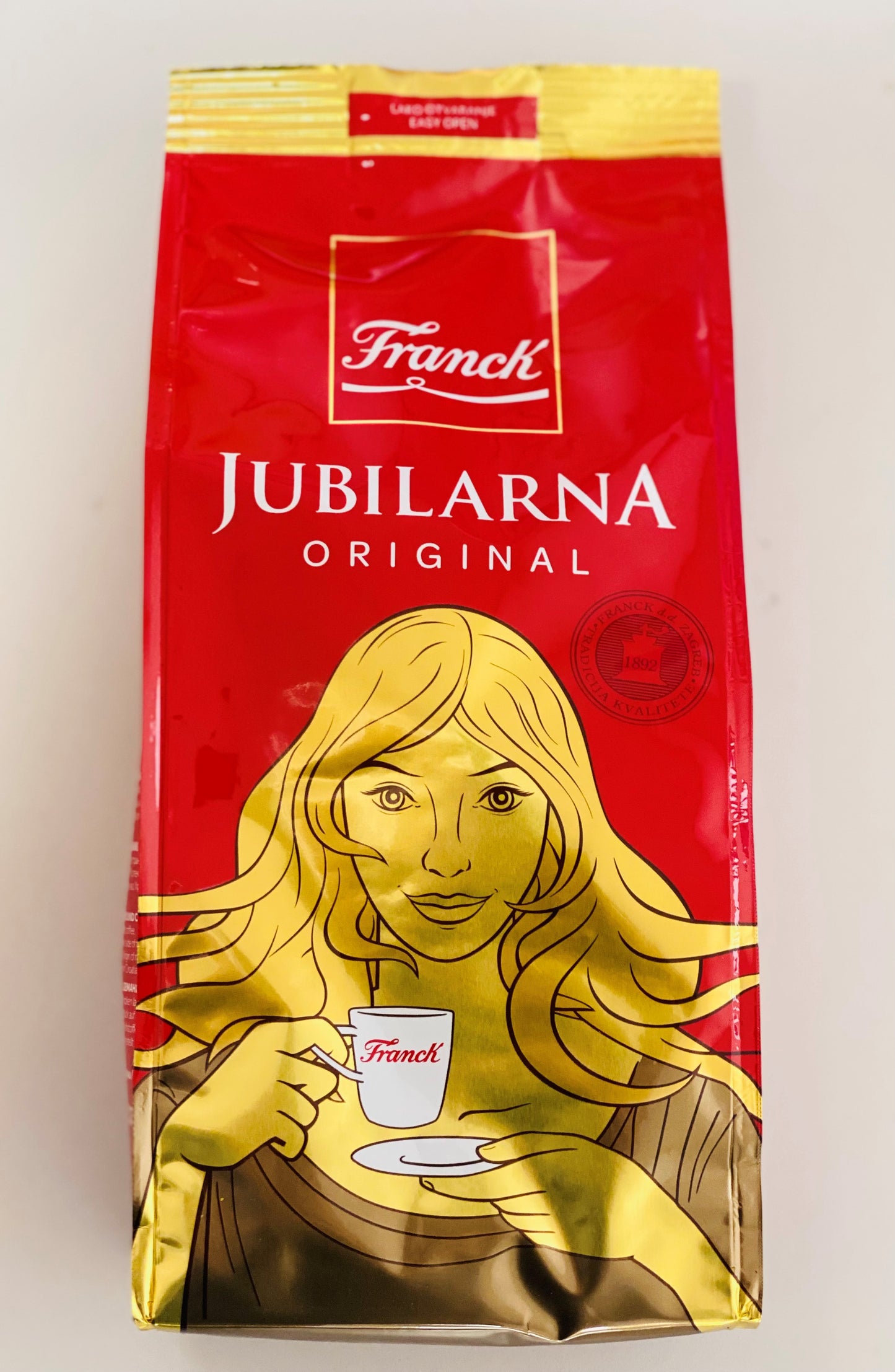 Kaffee von höchster Qualität, cremig, reich und einzigartig im Geschmack, mit unwiderstehlichen Aromen von Schokolade und Mandeln. Geschmacksintensität. Die Bohnen, aus denen feinster Rohkaffee für Jubilarna Kaffee gemischt wird, werden in den Anbaugebieten Mittel- und Südamerikas sowie Asiens angebaut. Franck Kaffee ist Marktführer im Bereich Kaffee und Tee in Kroatien und eines der wichtigsten und beliebtesten Unternehmen in Kroatien.