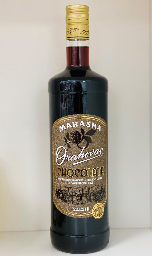 Maraska Orahovac Chocolate klingt nach einer ausgezeichneten Kombination aus dem traditionellen Orahovac und Schokolade. Orahovac ist bekannt für seinen nussigen Geschmack und den milden Alkoholgehalt, was es zu einem beliebten Digestif oder Bestandteil verschiedener Cocktails macht. Wenn Sie diesen bereits fantastischen Likör mit Schokoladengeschmack kombinieren, entsteht ein einzigartiger dekadenter Genuss.