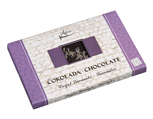  Bei der Herstellung von Adria-Schokolade verwenden wir nur dunkle Schokolade bester Qualität (mit 72 % Kakao), gemischt mit äußerst spezifischen und doch meist traditionell kroatischen Zutaten. Die meisten dieser Zutaten werden ebenfalls von Hand gesammelt und erfordern einen langwierigen Vorbereitungsprozess für die Verwendung in Schokoladen. Hier präsentieren wir dunkle Adria-Schokolade mit Lavendel, die gewendet, gewaschen und getrocknet werden muss, bevor sie in die Schokolade gemischt wird.  