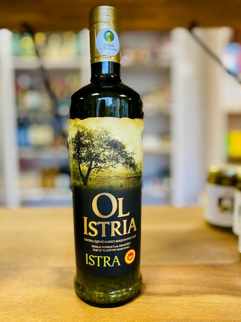 Ol Istria Olivenöl Agrolaguna ist ein mehrfach preisgekröntes Olivenöl aus Agrolaguna in Istrien; beste Qualität dank handgepflückten gesunden Früchten und einem schonenden Kaltextraktionsprozess über einen Zeitraum von 12 Stunden. Der Olivenanbau in Istrien hat eine jahrhundertealte Tradition. Die Kenntnis und Qualität heimischer Olivensorten ergibt ein hochwertiges und mild-aromatisches Olivenöl, das aus der mediterranen Küche nicht mehr wegzudenken ist.