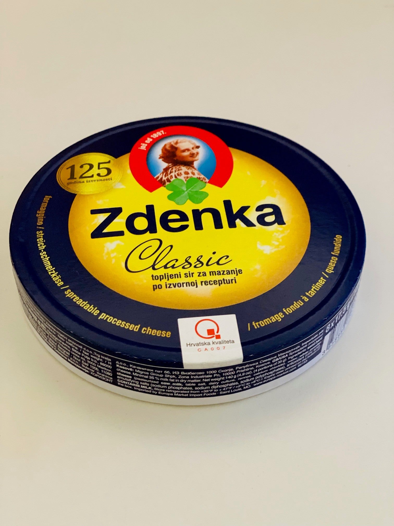 Zdenka in Dreiecken Schmelzkäse ist in jedem Haushalt ein Synonym für Schmelzkäse und wir haben ihn schon immer geliebt. Nach Originalrezept zubereitet, hat es einen reichen Geschmack und eine cremige Struktur, es kann nicht nur als Brotaufstrich, sondern auch in der Küche als Zutat für Saucen und verschiedene Gerichte verwendet werden