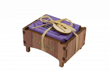 Kim Natura natürliche und handgefertigte Lavendelseife, verpackt in einer Holzkiste, ist ein ideales Souvenir und Geschenk. Originelles Design, kleine Details und eine handgefertigte Schachtel machen jedes Produkt einzigartig. Sie finden sie in Packungen mit einer, zwei oder drei Seifen.